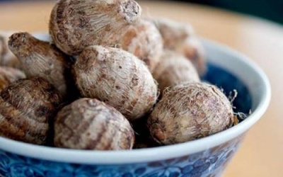 Món ăn, bài thuốc hay trị táo bón, đau gân cốt từ khoai sọ
