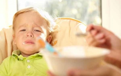 Bé bị trào ngược dạ dày thực quản, lười ăn phải làm sao?