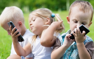 Chơi smartphone có thể khiến trẻ mù mắt