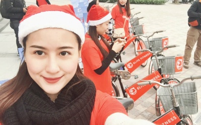 Hot girl Hà Lade tươi tắn cùng dàn 'ông già Noel' đi tặng quà từ thiện