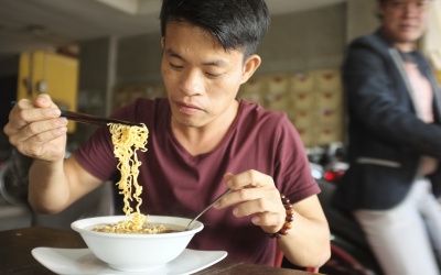 'Nhà tôi bốn người có khi ăn 30 gói mì/tuần'