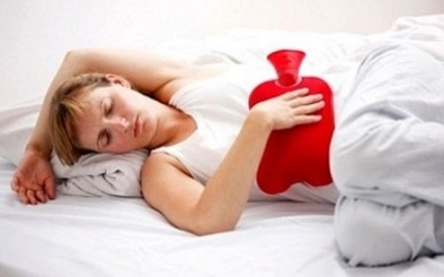 Uống trà hoa cúc giảm đau bụng kinh