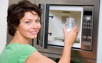 Có nên hâm nóng sữa của bé bằng lò vi sóng?