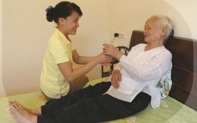 Những sai lầm phổ biến mắc phải khi chăm sóc người già bị viêm phổi