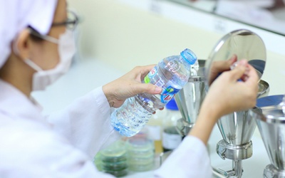 Phân biệt nước đóng chai thật - giả: Bắc thang lên hỏi...