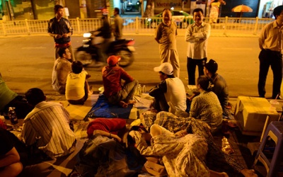 Chờ tiêm vaccine cho con từ chiều 27/12 đến sáng 28/12 thì 'gục'