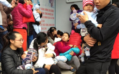 Đăng ký tiêm vaccine qua mạng, phụ huynh 'mù công nghệ' khóc ròng!