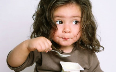 Cho trẻ ăn sữa chua thế nào mới đúng?