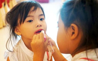 Hiểm họa khôn lường khi trẻ con đánh phấn tô son