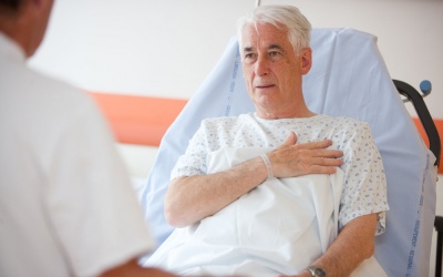 Đau ngực mỗi khi nằm ngủ, vì sao?