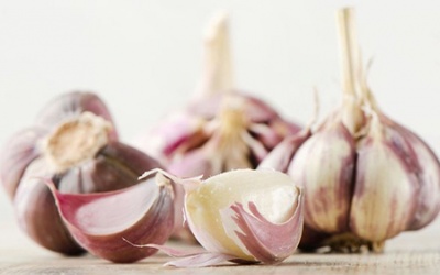 Video: Mẹo nhỏ giúp bóc vỏ tỏi siêu nhanh