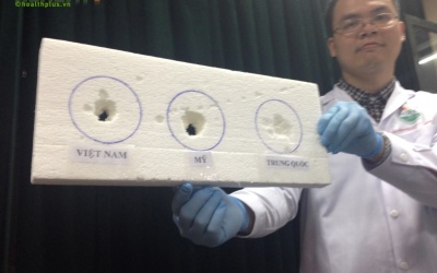 Video thực nghiệm: Dầu cá càng 'xịn' thì ăn mòn xốp càng nhanh