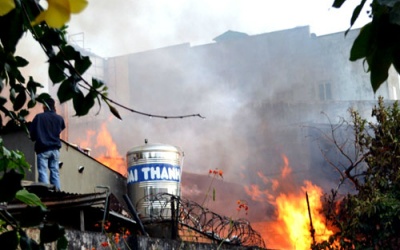 Lửa bao trùm 5 cửa hàng ở phố núi