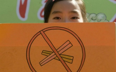 Chúng ta đang tự giết nhau chỉ bằng một đôi đũa 'ăn liền'