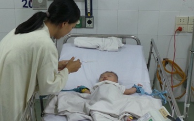 Cháu bé bị đâm xuyên não lên bàn mổ lần 3