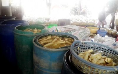 Hàng loạt cơ sở ở Sài Gòn ngâm măng trong hóa chất