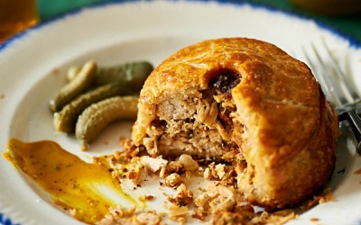 No nê với bánh cốc nhồi thịt gà và xúc xích