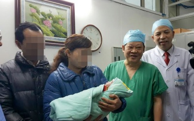 Bé gái của ca mang thai hộ đầu tiên chào đời nặng 3,6kg