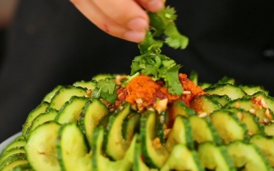 Dưa chuột lò xo ướp cay chống ngán - làm ngay vẫn kịp!