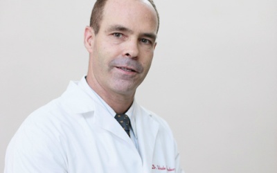 Bác sỹ Tây trên đất Việt chữa bệnh cột sống bằng… tay