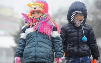 Phụ huynh Hà Nội chật vật khi con nghỉ học vì rét
