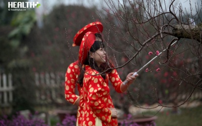 Bất chấp cái lạnh thấu xương, người Hà Nội vẫn đổ xô ra vườn đào Nhật Tân chụp ảnh