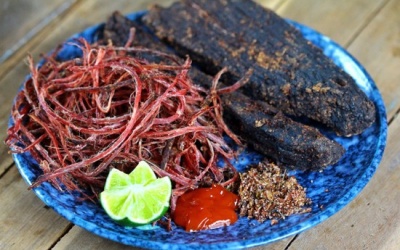 Tự làm thịt trâu gác bếp ăn lai rai ngày Tết 