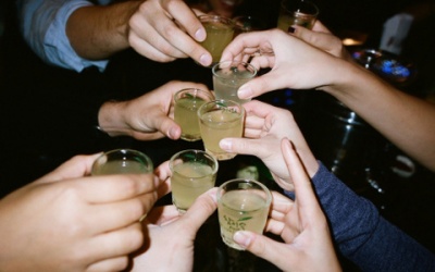 Quá chén với bạn bè có bị vô sinh?