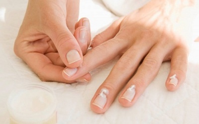  Bong tróc da tay khi tiếp xúc với xà phòng là bệnh gì?