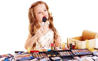 Cha mẹ phải làm gì khi trẻ mê son phấn sớm