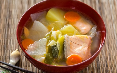 Ấm bụng, nhiều chất với canh cá hồi nấu khoai tây