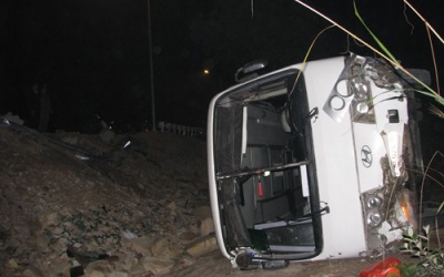 34 người kêu cứu trên xe khách bị lật