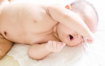 Nhìn tư thế ngủ đoán sức khỏe của con