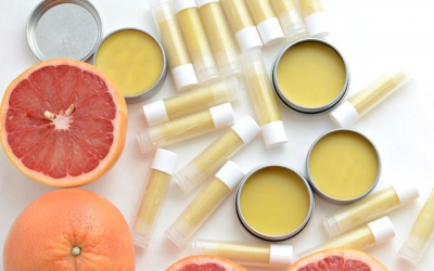 Tự làm son dưỡng mướt môi bằng sáp ong