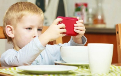 Vừa ăn vừa chơi: Rất nguy!