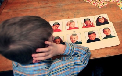 Trẻ ở nhà thì hiếu động, đến trường lại nhút nhát, có phải bị tự kỷ?