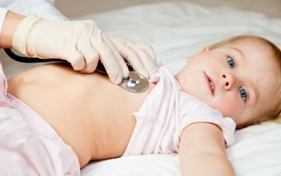 Trẻ thở khò khè khi ngủ phải làm sao?