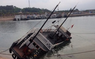 Tàu du lịch đắm trên vịnh Hạ Long