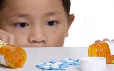 Bé bị viêm phế quản sao uống kháng sinh mãi không khỏi?