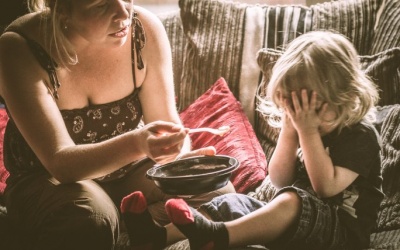 Con tôi mắc tự kỷ thì cho cháu ăn gì, uống gì mau khỏi?