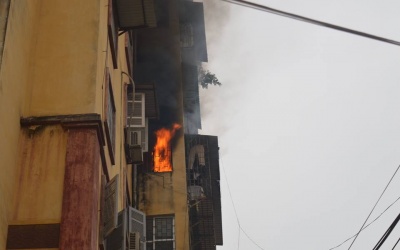 Hà Nội: Căn hộ vắng chủ bốc cháy dữ dội