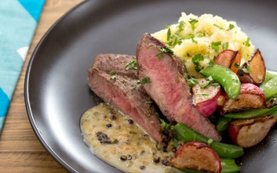 Cuối tuần ăn sang với bò bít tết, khoai tây nghiền và củ cải đỏ