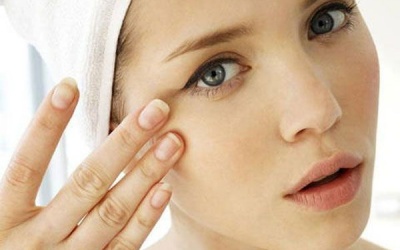 Mụn thịt quanh mắt làm chị em xấu đi