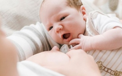 Con bị run, giật nhẹ khi bú mẹ là bệnh gì?