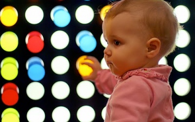 17 triệu chứng phát hiện sớm trẻ tự kỷ trong 2 năm đầu đời