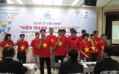 'Hãy hiểu, yêu thương và chia sẻ với người tự kỷ'