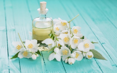 Tinh dầu hoa nhài: Thơm dịu + khử mùi hôi + an thần