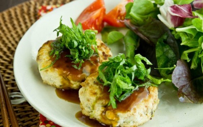 Biến tấu món burger với nhân thịt gà đậu hũ