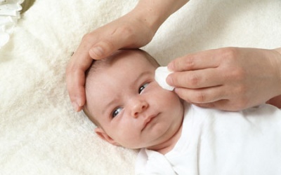 Có nên nhỏ sữa mẹ vào mắt trẻ để chữa đau mắt?