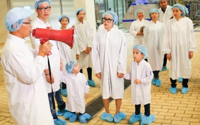 Ốc Thanh Vân và chồng con 'sốc' khi thăm nhà máy sữa Vinamilk